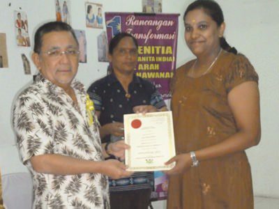 Mohd Isa menyampaikan sijil penghargaan kepada seorang peserta, M Nageswary, 26, selepas tamat program.