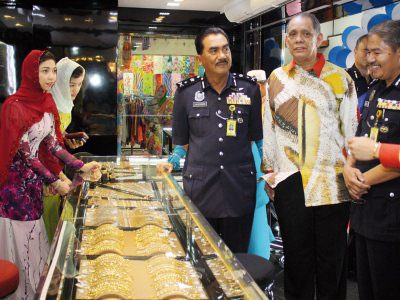 Jalaluddin (tiga kanan) dan Mazlan (dua kanan) melawat Cawangan Kedai Natika Gold and Diamond di Tingkat Satu, Bazar Buluh Kubu, semalam.