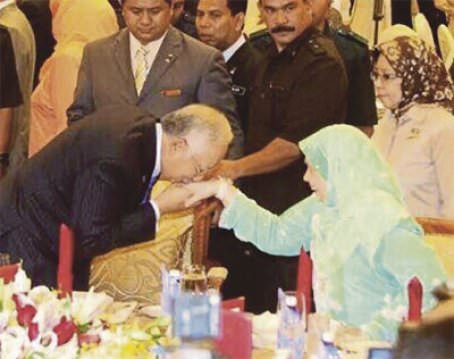 pm kissing mother