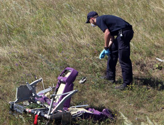 Foreign experts arrive at MH17 crash site in east Ukraine