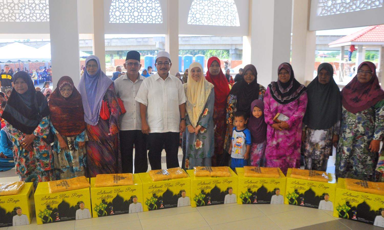 Dr Noor Azmi(lima kiri) meraikan 200 golongan fakir miskin Dun Alor Pongsu menerusi pemberian sumbangan barangan keperluan dan wang tunai di pekarangan Masjid Jamek Matang Jelutong, semalam