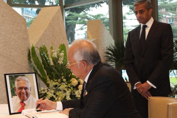 Najib Tandatangani Buku Takziah Untuk Bekas Presiden Singapura
